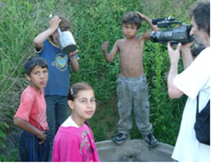 Friseuse Miodrag Misa filmt die Kinder an der Quelle